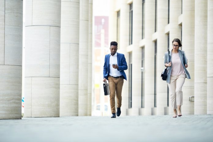 Terburu-Buru Datang Ke Kantor? Ada Aplikasi Absensi Tidak Perlu Takut Antri Absensi Lagi.