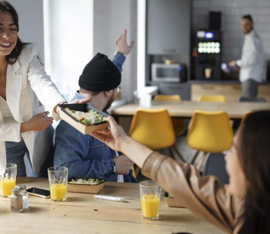 Tunjangan Makan Siang : Diberi Uang Atau Fasilitas Makan?