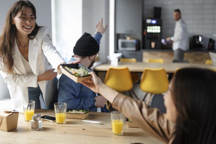 Tunjangan Makan Siang : Diberi Uang Atau Fasilitas Makan?