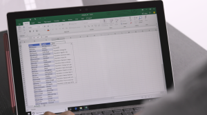 Apakah Microsoft Excel bisa membuat laporan absensi secara otomatis?